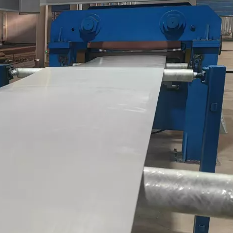 Cintur&oacute;n transportador de goma blanca de grado alimenticio